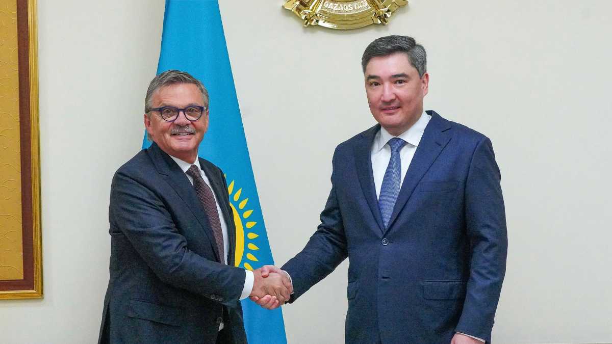 Олжас Бектенов Phygital International басшысы Рене Фазелмен кездесті