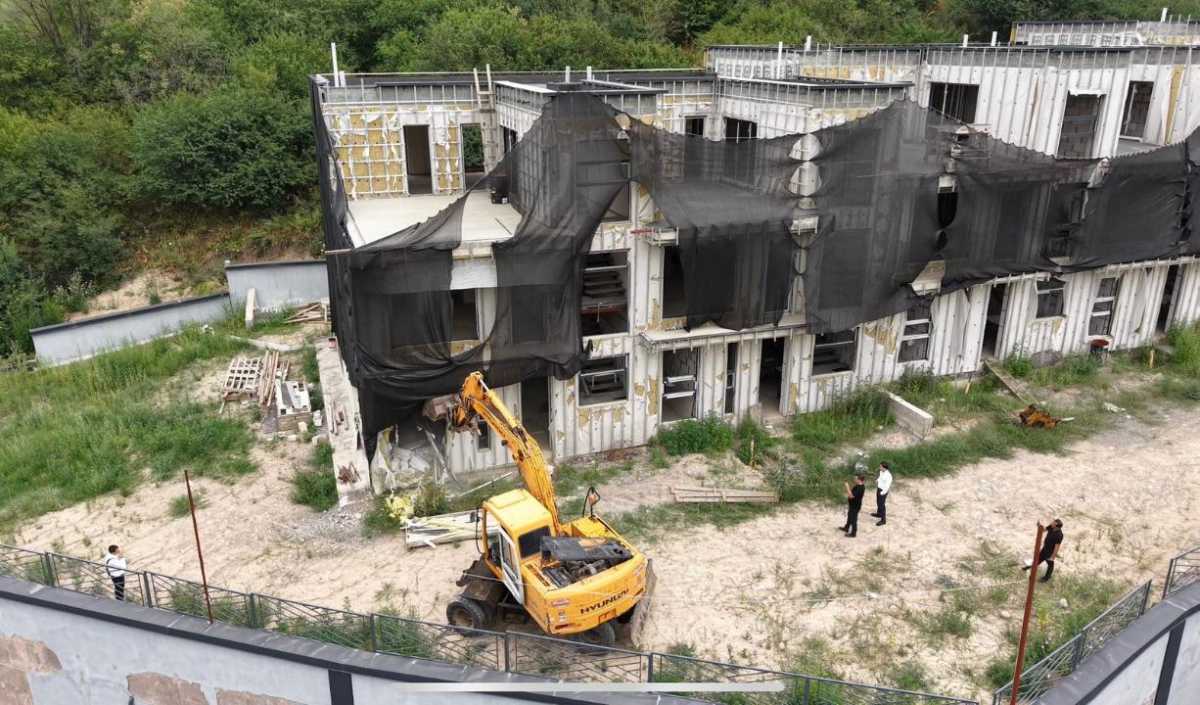 Алматының тау бөктерінде салынған таунхаус сүріліп жатыр
