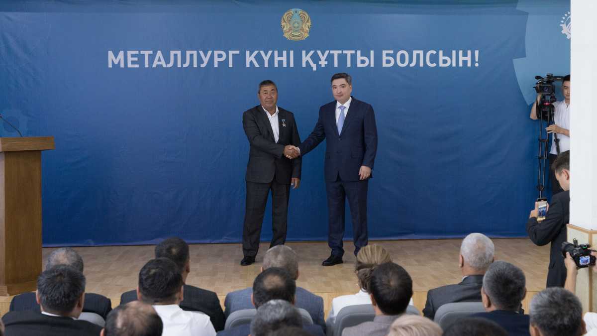 Премьер-министр кәсіби мерекесіне орай металлургтерге Президент атынан мемлекеттік наградалар табыс етті
