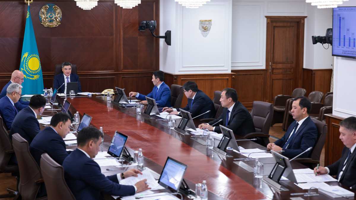 Олжас Бектенов Президенттің тапсырмаларын орындау аясында авиация саласын дамыту және ұлттық жүк авиатасымалдаушыны құру мәселелері бойынша жиын өткізді