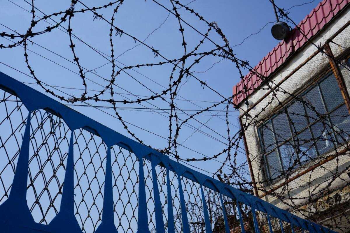 Семейде колония аумағына тыйым салынған зат өткізбек болған күдікті ұсталды