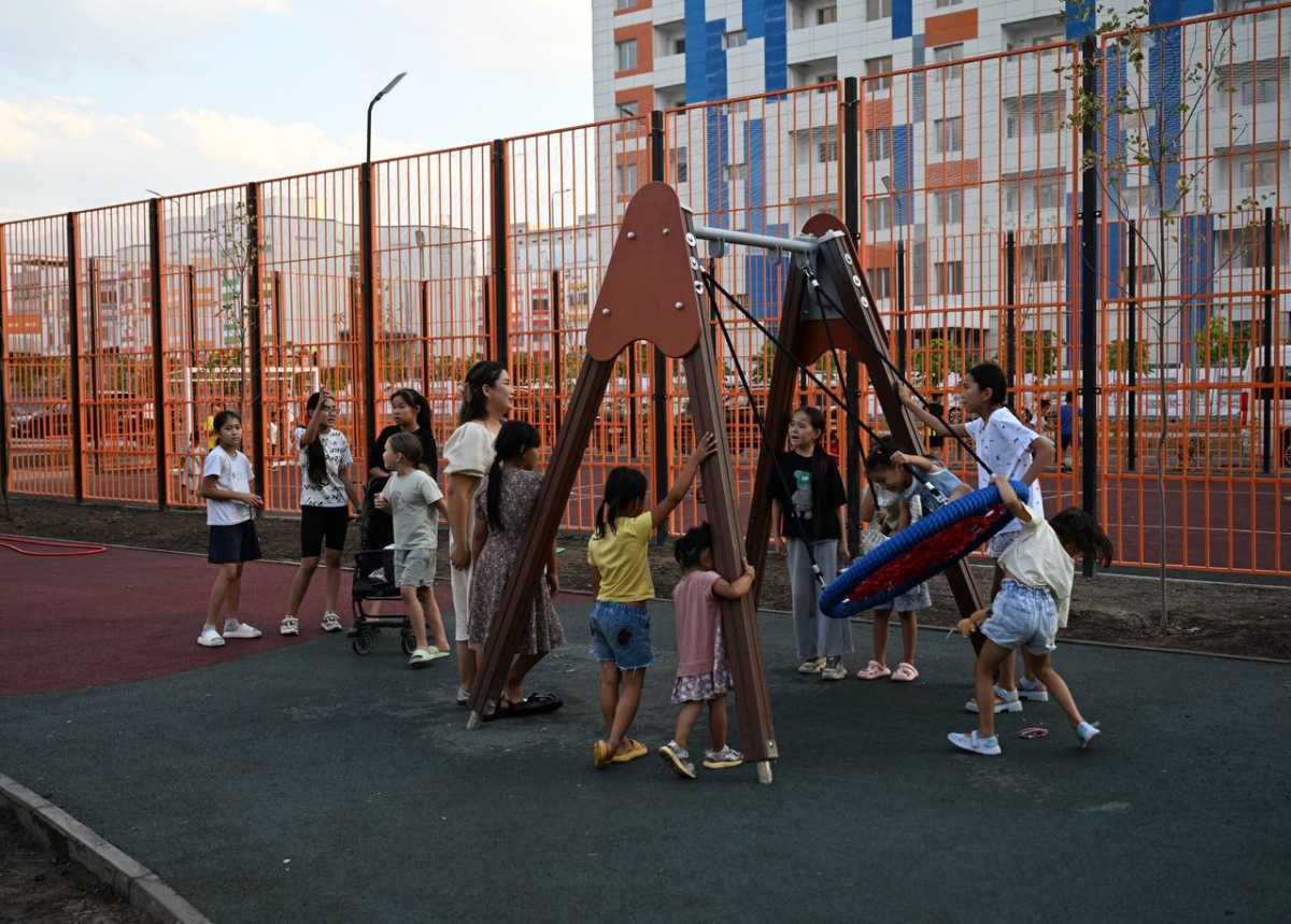 «Жас Қанат» шағынауданында балалар алаңы мен саябақ абаттандырылды