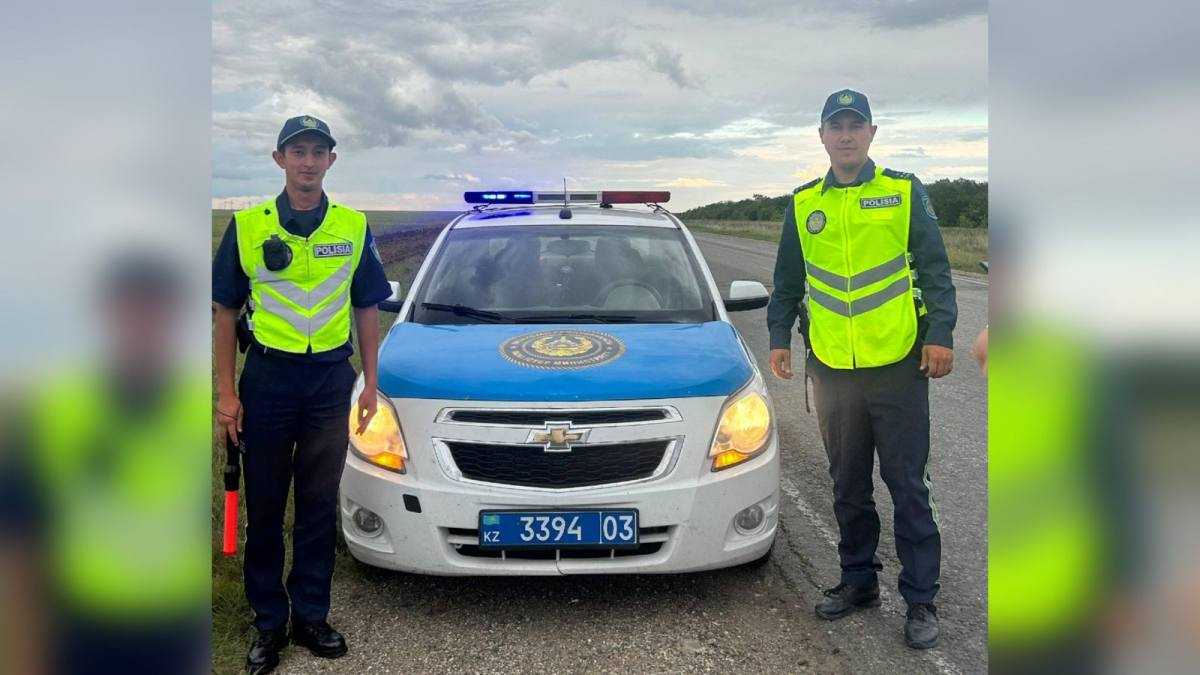 Ақмола облысында полицейлер тасжолда қалған отбасыға көмектесті