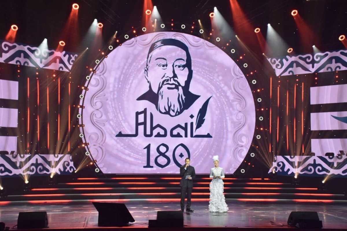 Алматыда 200-ден астам өнерпаз Абайдың 180 жылдығына орай әсерлі театрландырылған қойылым ұсынды