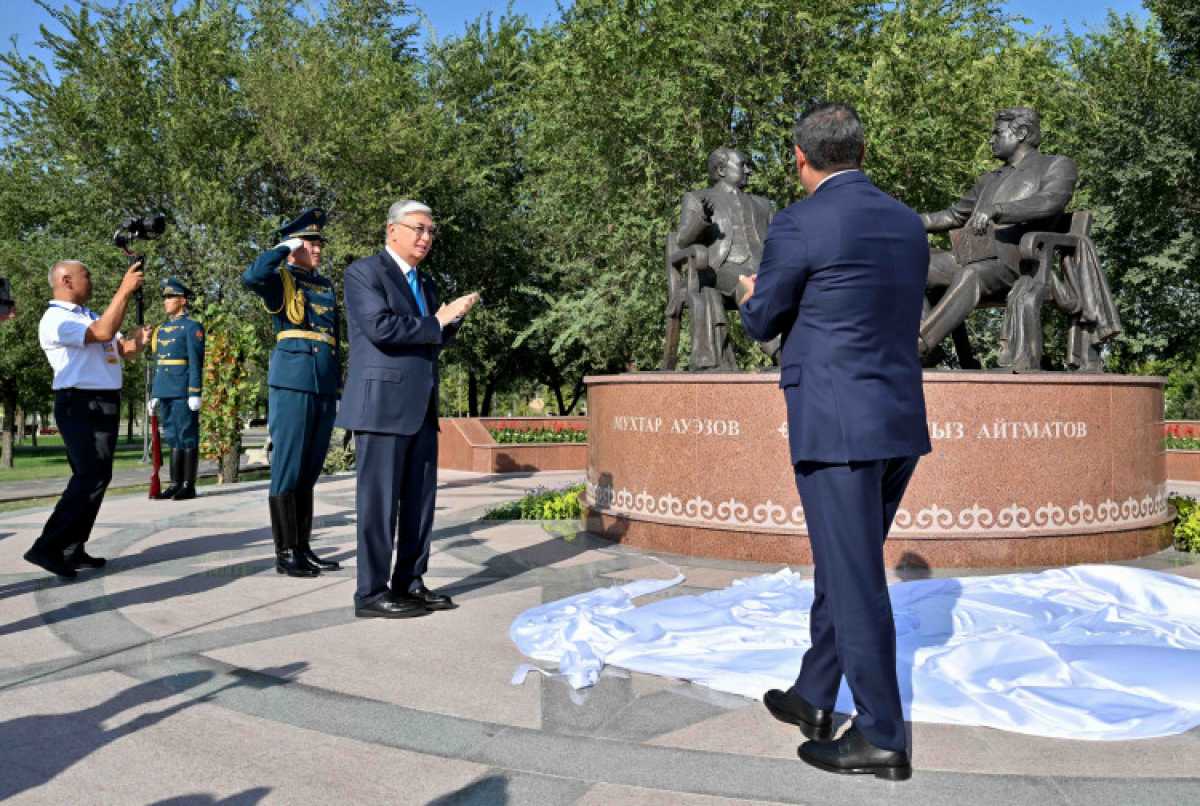 Қасым-Жомарт Тоқаев пен Садыр Жапаров «Достықтың алтын көпірі» ескерткішінің ашылу рәсіміне қатысты