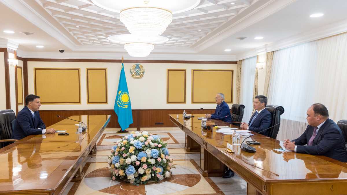 ҚР Премьер-министрі Олжас Бектенов «Эгмонт» қаржылық барлау бөлімшелері тобының атқарушы хатшысы Жером Бомонмен кездесті