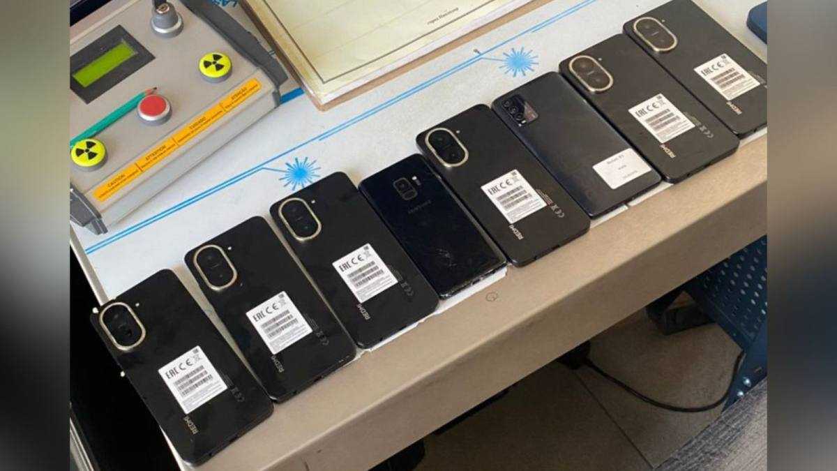 Павлодар облысында колонияға 8 телефон өткізбек болған күдікті ұсталды