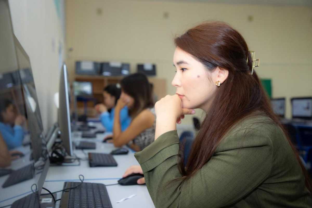 200 мыңнан астам педагог жасанды интеллектіні қолдануға арналған тегін курстан өтті