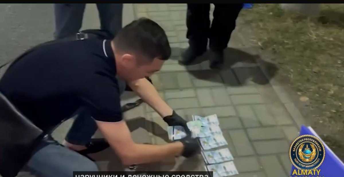 Алматыда азаматтардан ақша бопсалады деген күдікке ілінген жалған полицейлер ұсталды