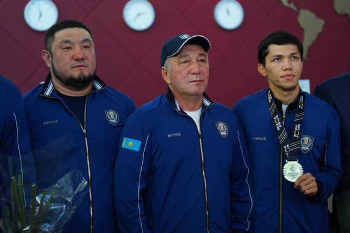 Әлем чемпионы атанған елордалық боксшыларды жанкүйер қауым әуежайдан қарсы алды