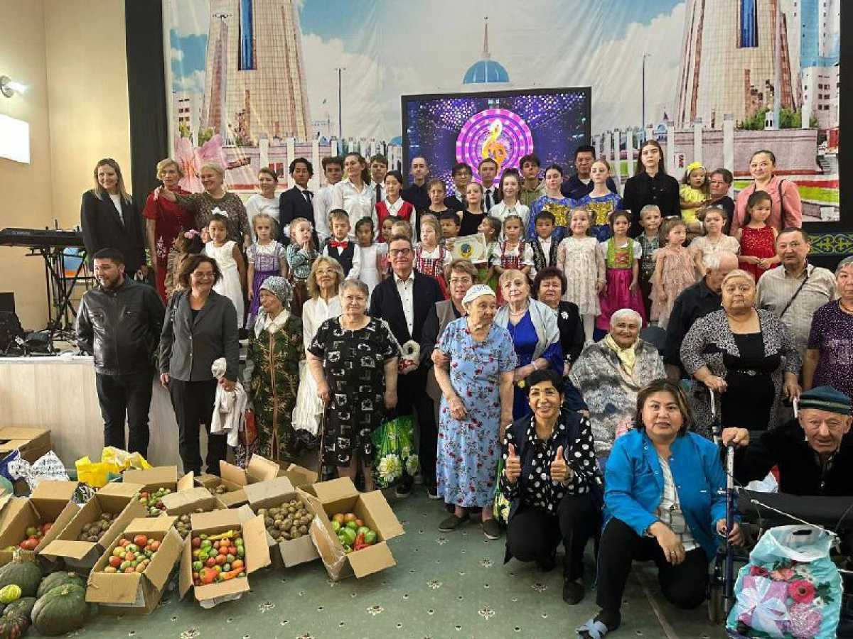 «Таза Қазақстан»: елордалық оқушылар әлеуметтік орталық тұрғындарына өздері өсірген көкөністерді сыйға тартты