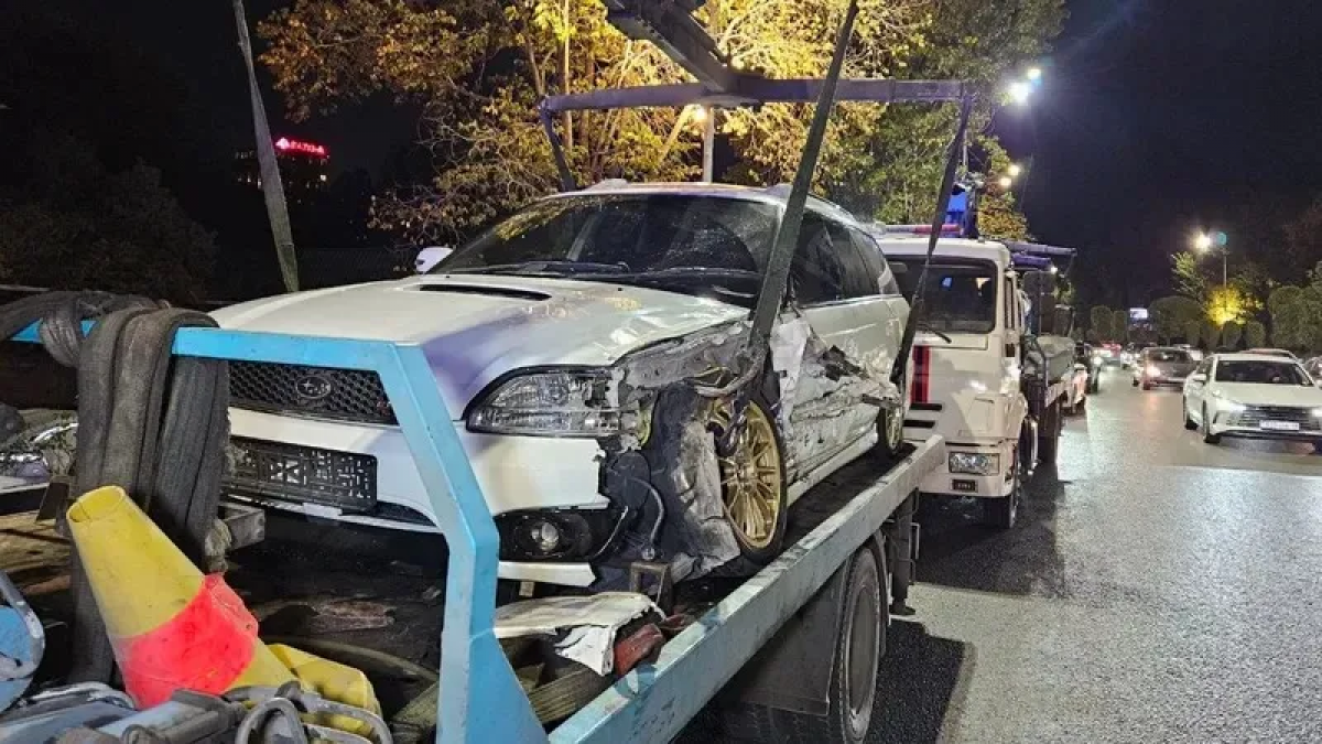 Алматыда жеңіл көлік ағаштарды кесіп өтіп, қарсы бағыттағы автокөлікпен соқтығысты