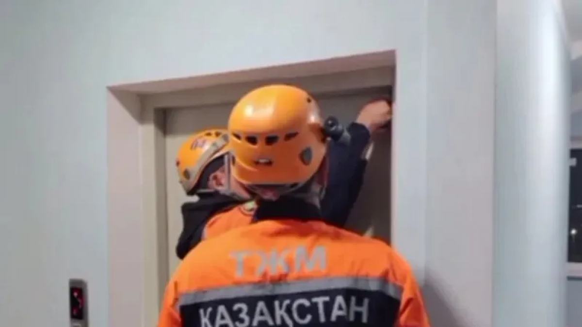 Оралда бес ересек адам мен бір нәресте бұзылған жеделсаты ішінде қалып кеткен