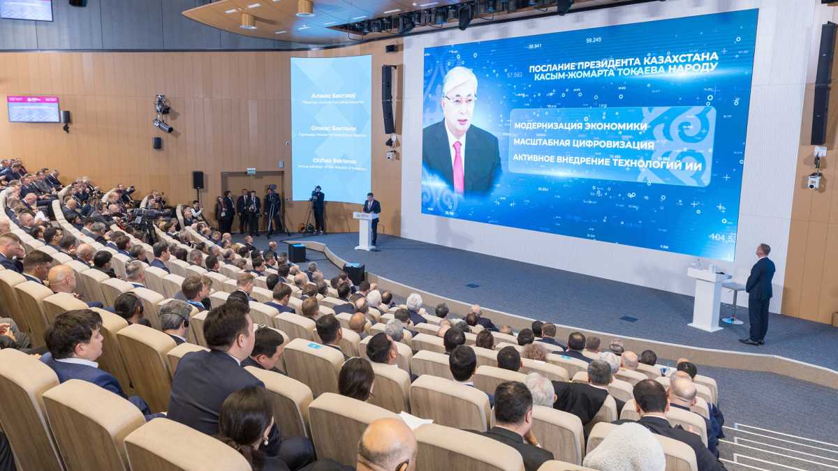 Премьер-министр «ИННОПРОМ.Беларусь» көрмесінде өнеркәсіптегі цифрлық технологиялар жөніндегі пленарлық сессияға қатысты