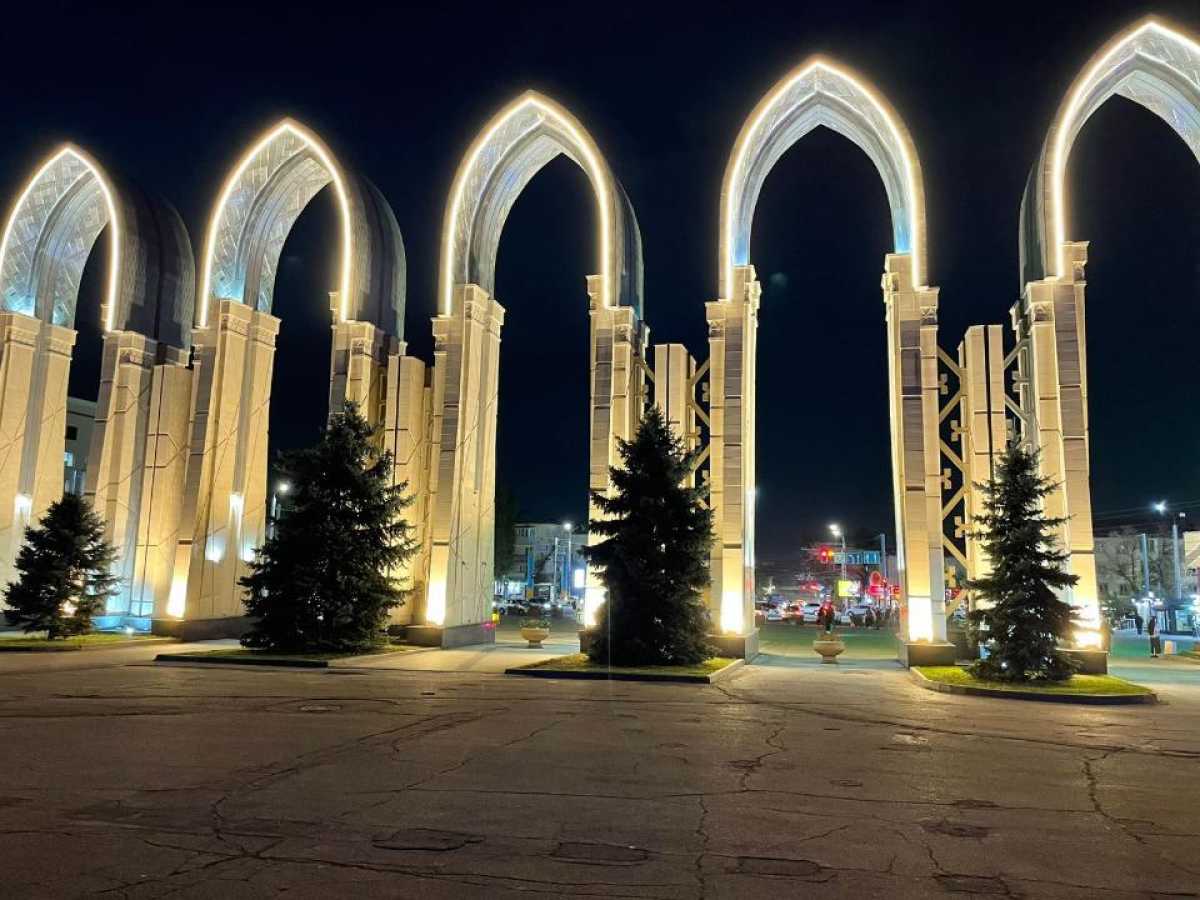 Бостандық ауданы кешкі уақытта самаладай жарқырай түсті