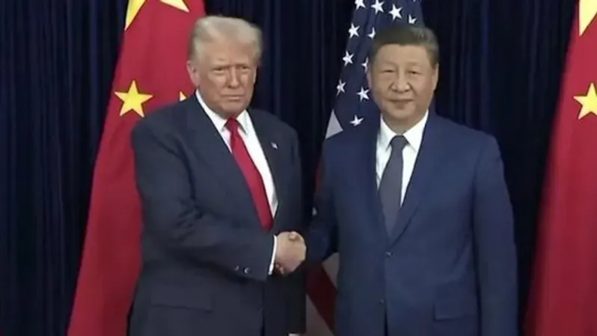 Си Цзиньпин мен Дональд Трамп Пусан әуе базасында кездесті