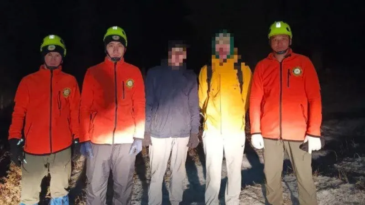 Алматыда тау бөктеріндегі сарқырамадан қайта алмаған екі жасөспірімге құтқарушылар көмектесті