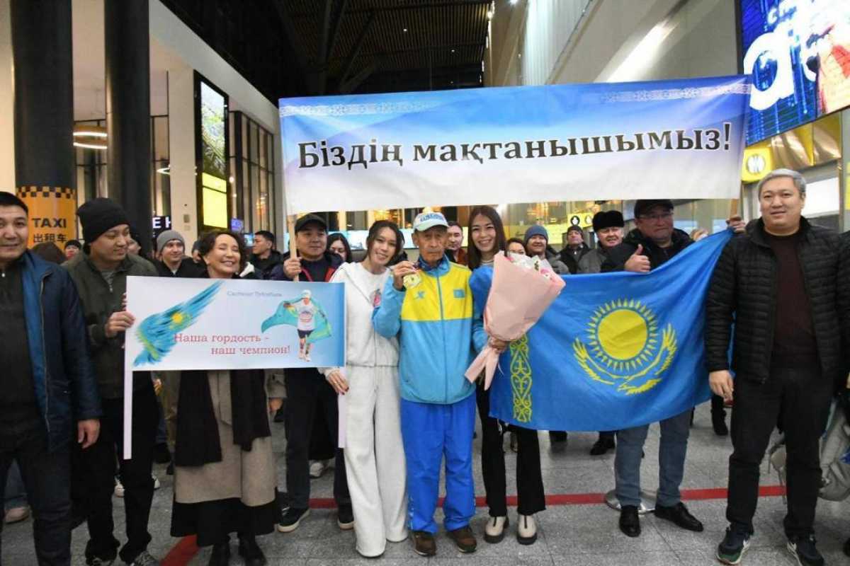 80 жасында 42 шақырымды жүгіріп өтті: Нью-Йорк марафонына қатысқан ақсақал елге оралды