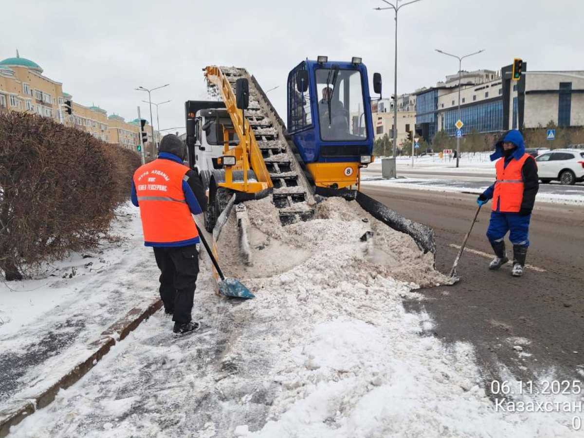 Астанада түнгі уақытта қар тазалау жұмысына мыңнан астам арнайы техника жұмылдырылды
