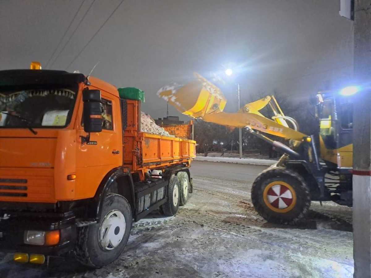 Астанада түнгі уақытта қар тазалау жұмысына мыңнан астам арнайы техника жұмылдырылды