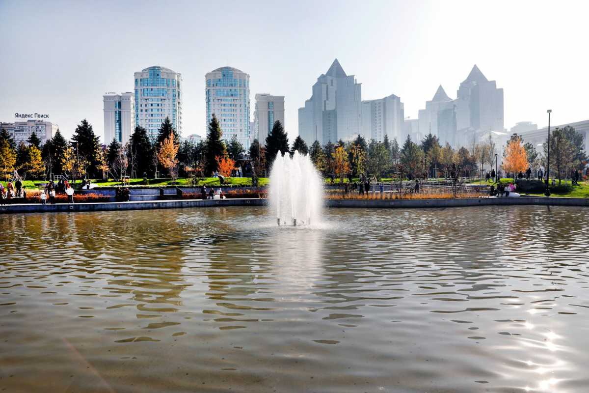 Дархан Сатыбалды Алматыдағы жаңа скверді аралады