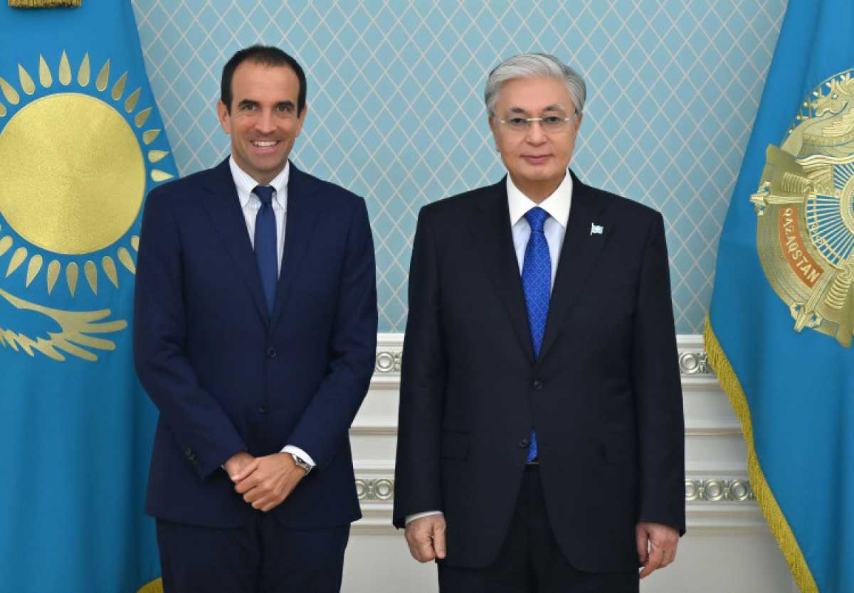 Қасым-Жомарт Тоқаев Халықаралық падел федерациясының (FIP) президенті Луиджи Карраро мен Premier Padel әлемдік кәсіби турының төрағасы Нассер Бен Ганим Әл-Хелаифиді қабылдады