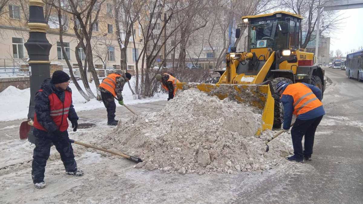 Астанада 3000-ға жуық жол жұмысшысы қар күреу жұмысына шықты