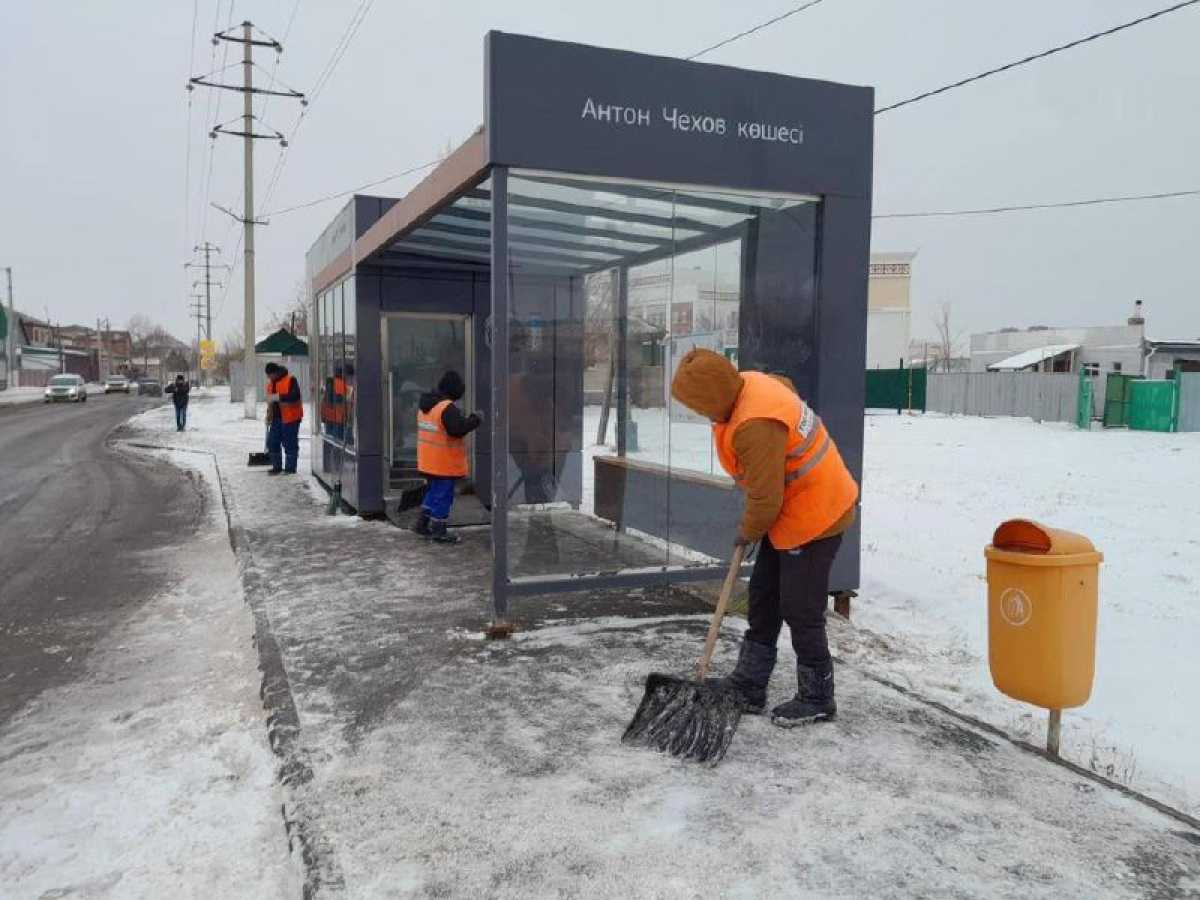 3000 тоннадан астам тұз және 14 мыңнан астам рейс: Астанада коммуналдық қызметтер тәулік бойы жұмыс істеп жатыр