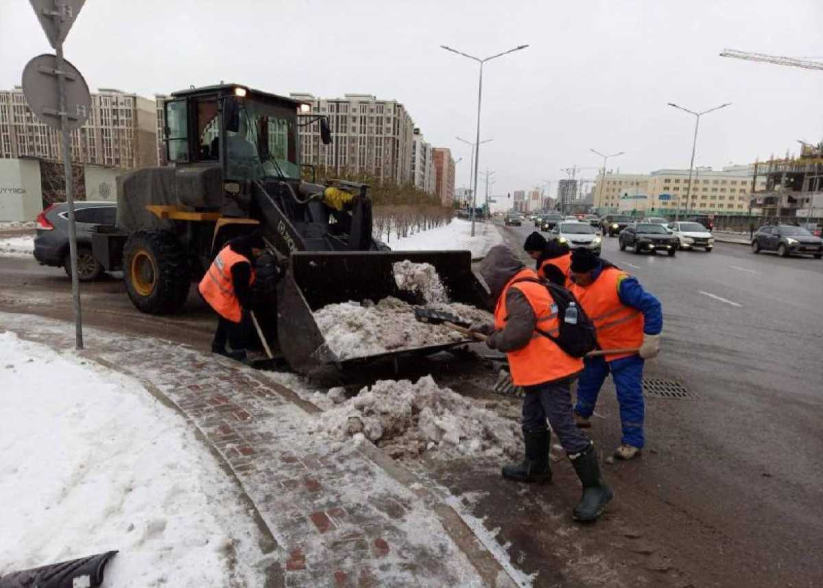 Астанада таңертеңгі уақытта қар күреуге 3000-ға жуық жол жұмысшысы шықты