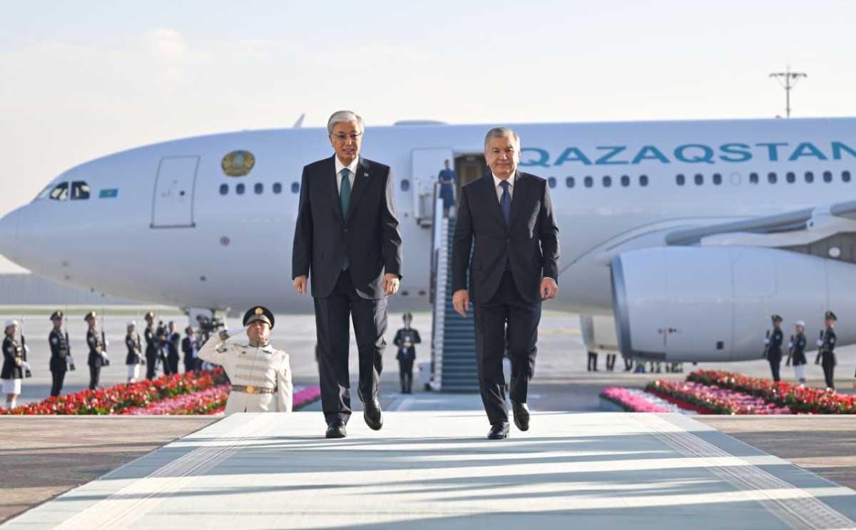 Қасым-Жомарт Тоқаев Өзбекстан Президенті Шавкат Мирзиёевтің шақыруымен Ташкентке мемлекеттік сапармен барды