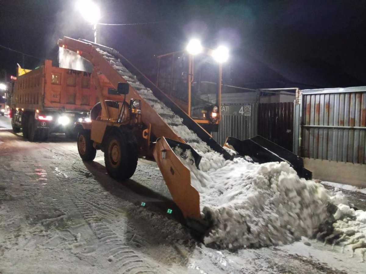 Астанада түнгі уақытта қар күреу жұмысына 500-ге жуық арнайы техника жұмылдырылады