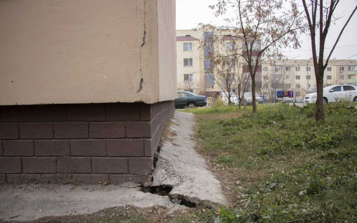 Алматыдағы көпқабатты үй тұрғындары алаңдаулы: әкімдік пікір білдірді