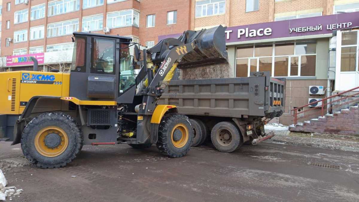 Астанада түнгі қар күреу жұмысына 370-тен астам арнайы техника жұмылдырылды