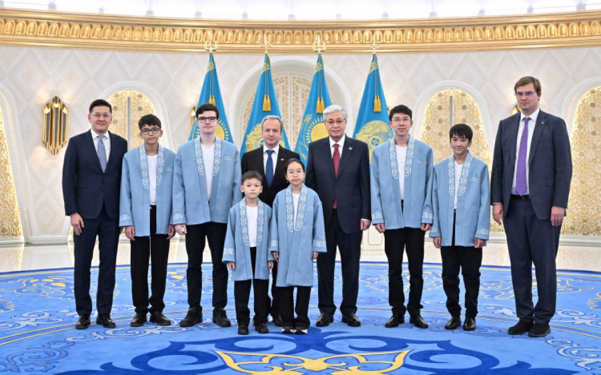 Мемлекет басшысы әлем біріншіліктерінде топ жарған жас шахматшылармен кездесті
