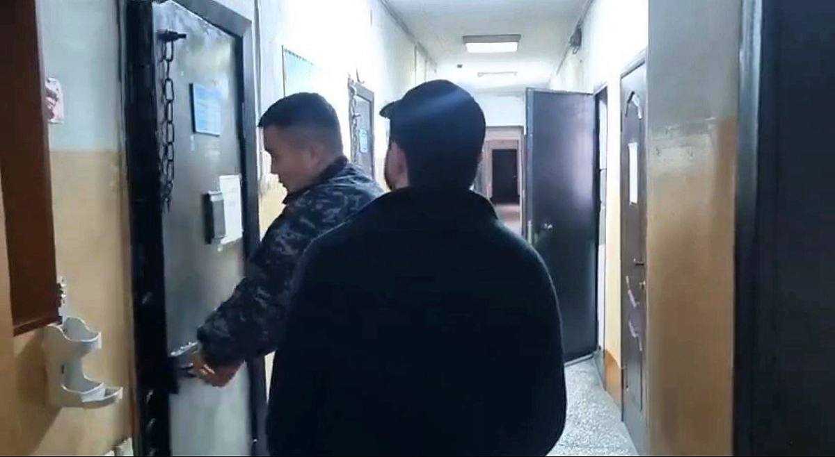 Семейде балағат сөз қолданған стендап-блогер 5 тәулікке қамалды