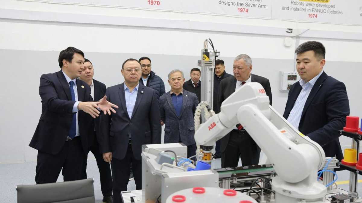 Алматы қаласы әкімінің орынбасары Абзал Нүкенов ҚазҰУ-нің ғылыми әлеуетімен танысты