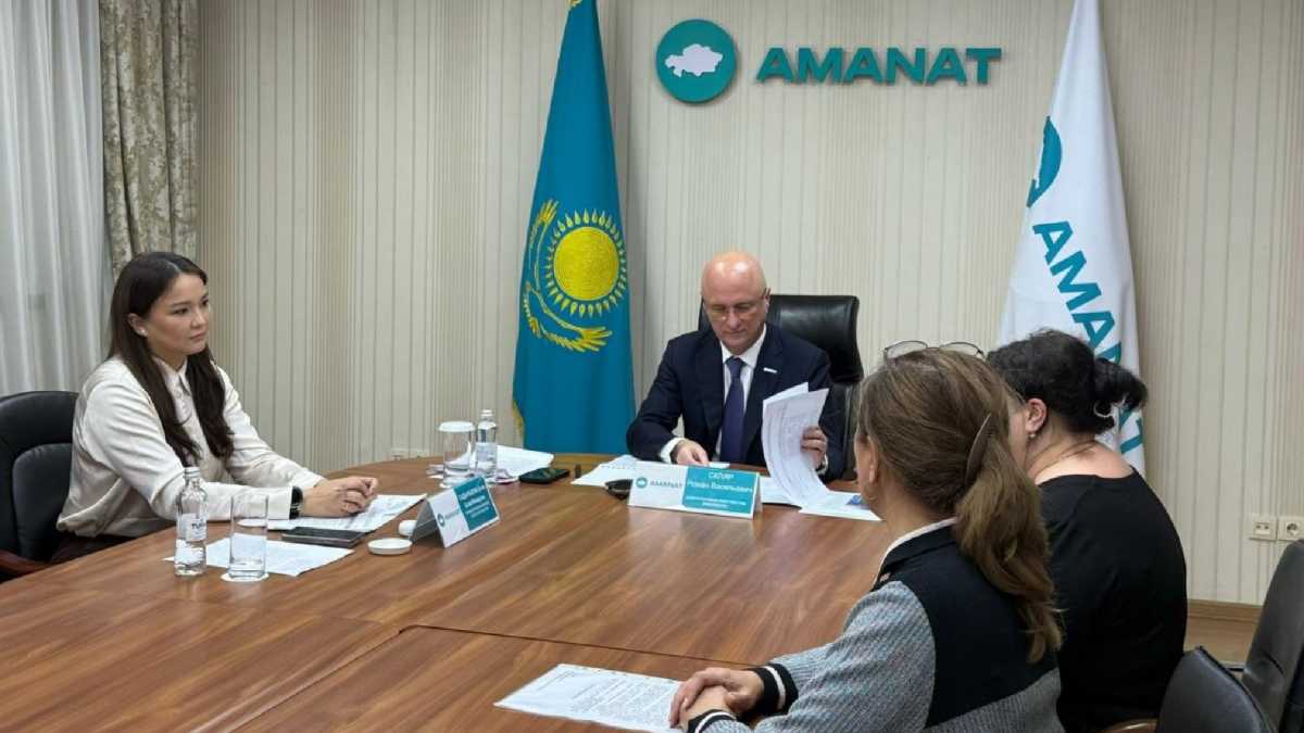 Роман Скляр «AMANAT» партиясының Республикалық қоғамдық қабылдауында азаматтарды қабылдады