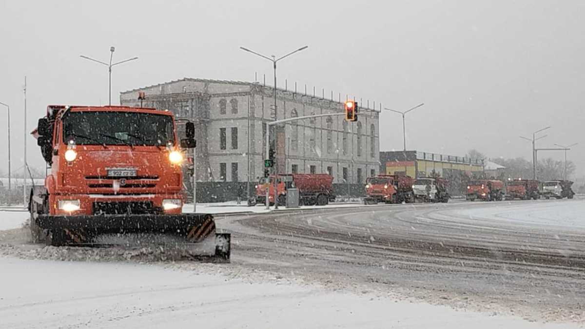 Астанада күндіз қар тазалау жұмысына 1 мыңнан астам арнайы техника жұмылдырылды
