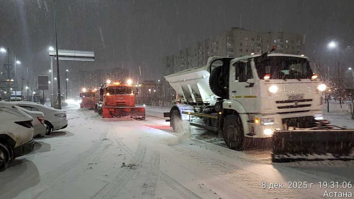 Астанада түнгі қар күреу жұмысына мыңнан астам техника жұмылдырылды