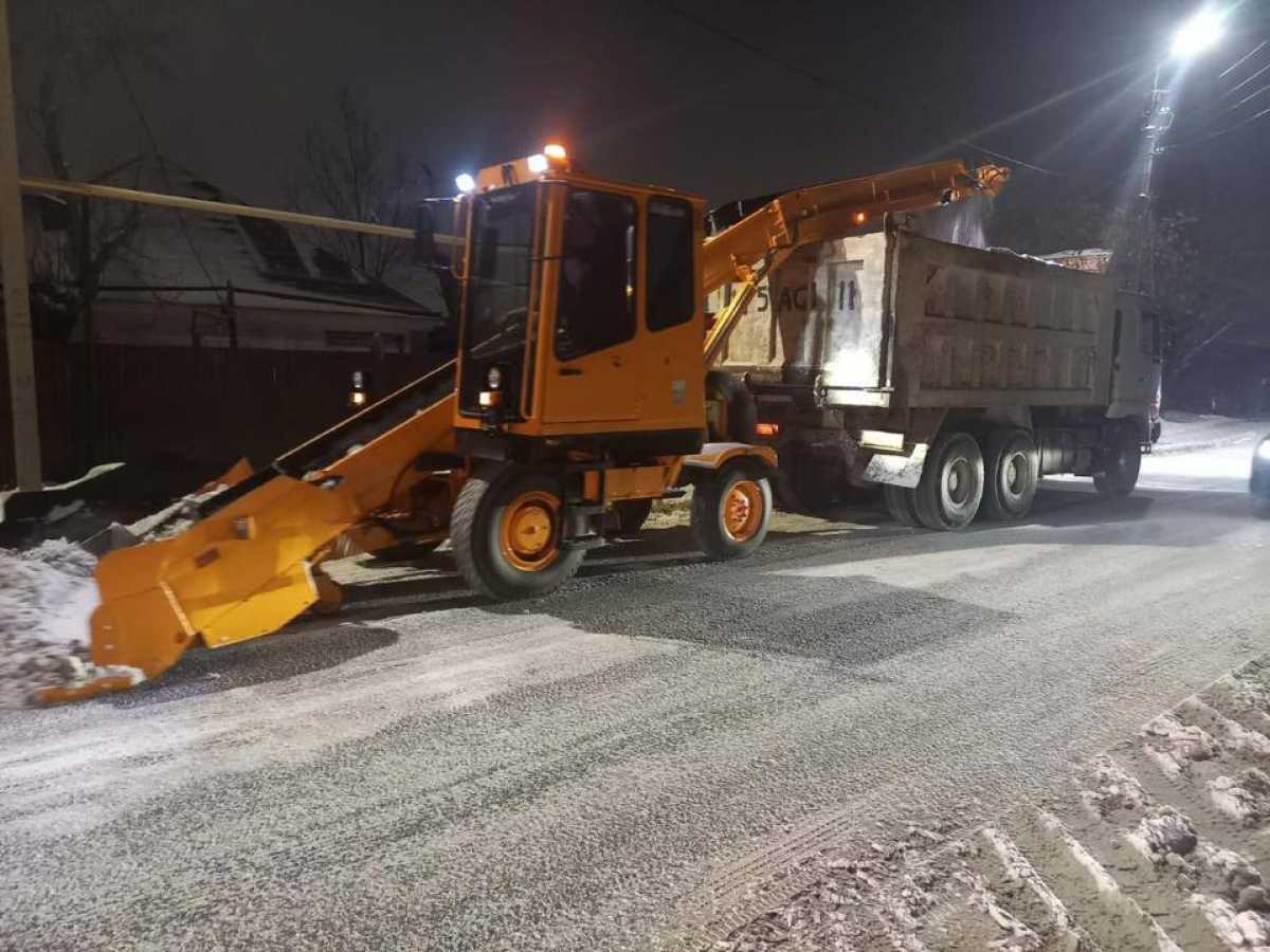 Астанада түнгі уақытта қар күреу жұмысына 1 200-ден астам арнайы техника шығарылды