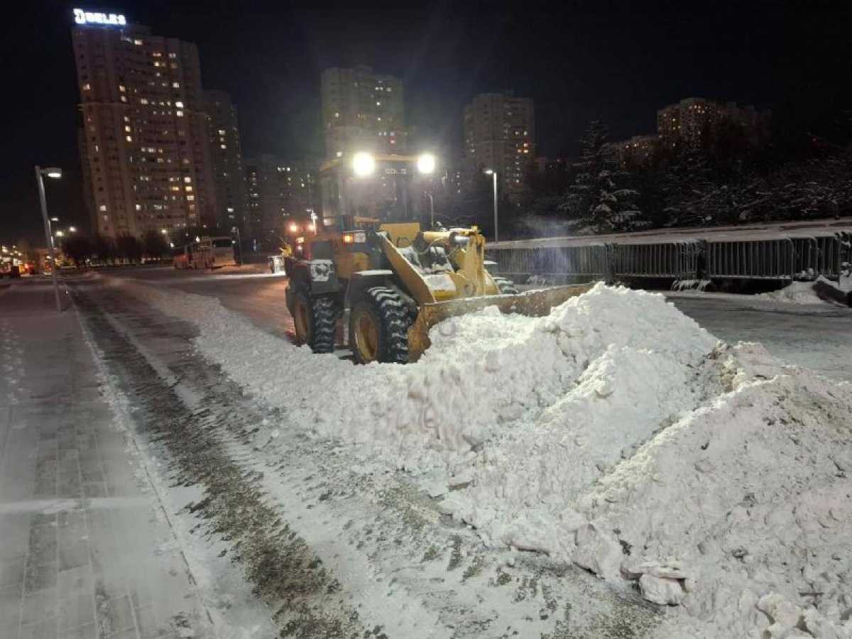 Астанада түнгі уақытта қар күреу жұмысына шамамен 1 200 арнайы техника шығарылады
