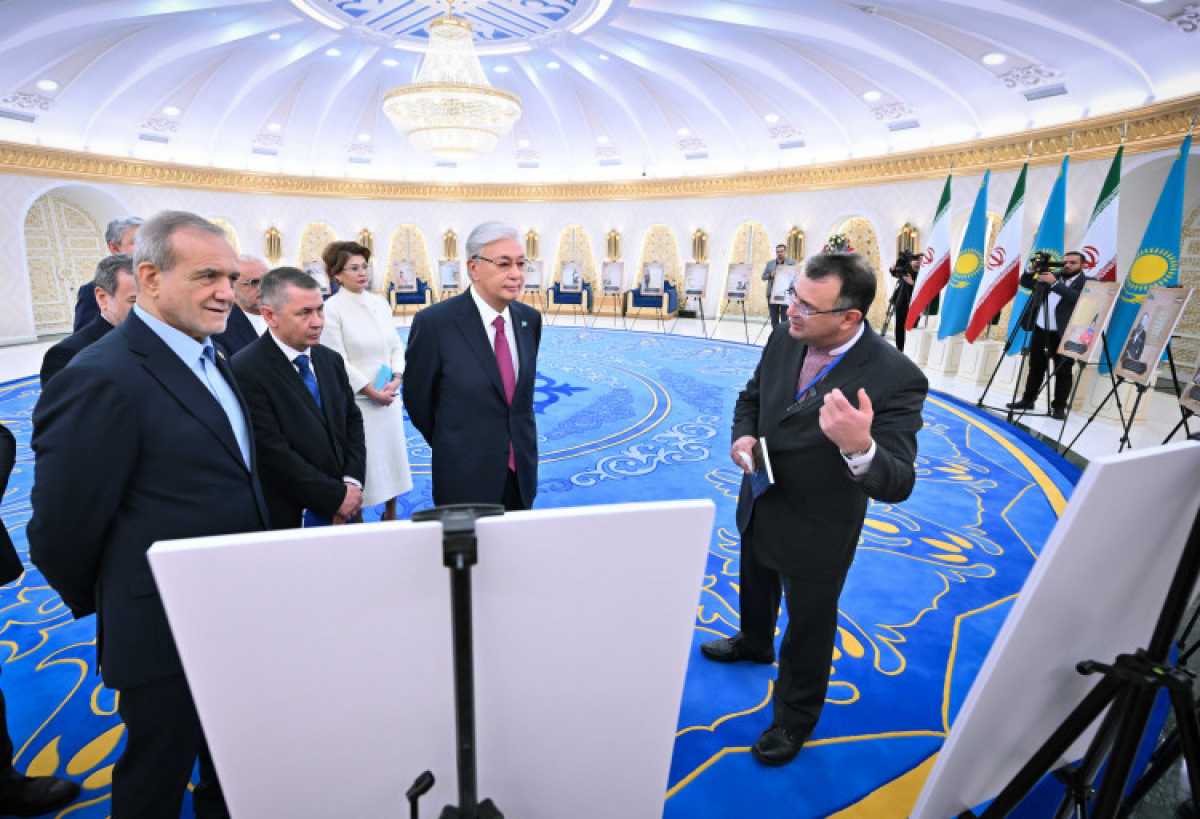 Президенттер Иран архивінен табылған қазақ тарихына қатысты көне қолжазбалар көрмесін тамашалады