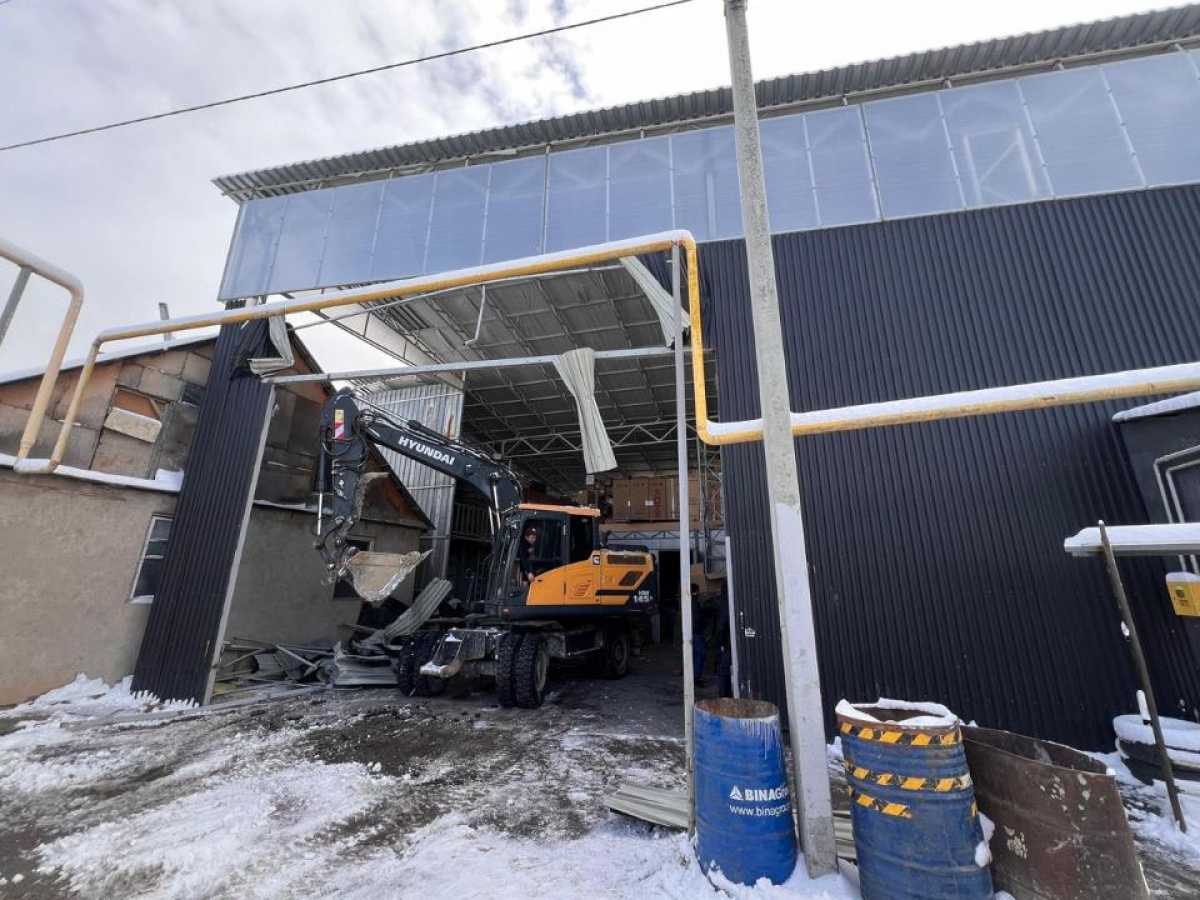 Алматыда заңсыз салынған екі қабатты ғимарат бұзылып жатыр