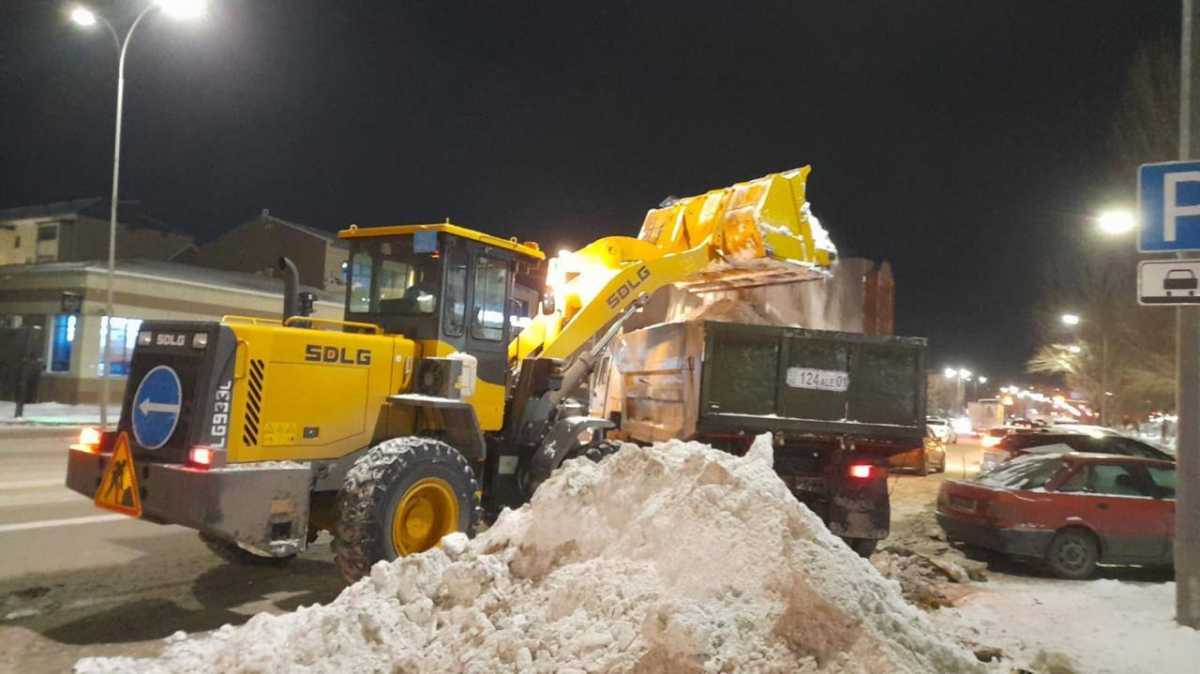 Астанада түнгі ауысымда қар күреуге мыңнан астам арнайы техника шығарылды