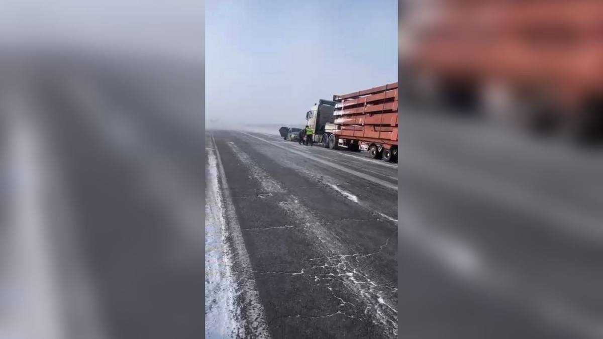 Ақмола облысында боран кезінде полицейлер жүк көлігінің жүргізушісіне көмек берді