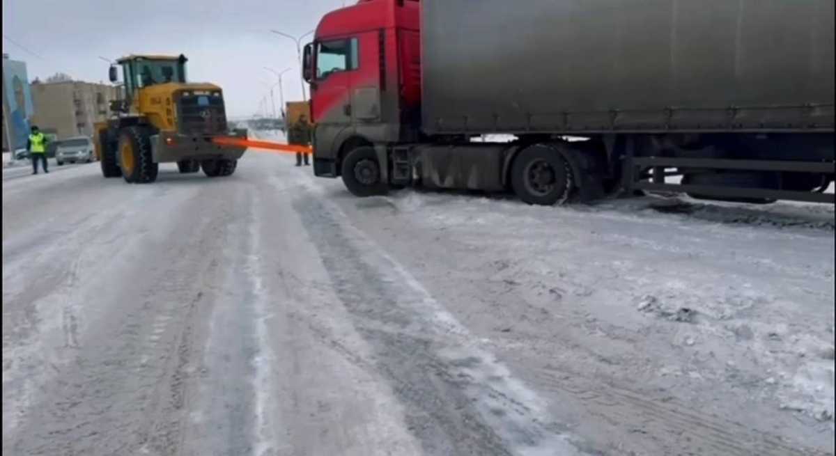Аягөзде полицейлер қолайсыз ауа райында жүргізушілерге жедел көмек көрсетті