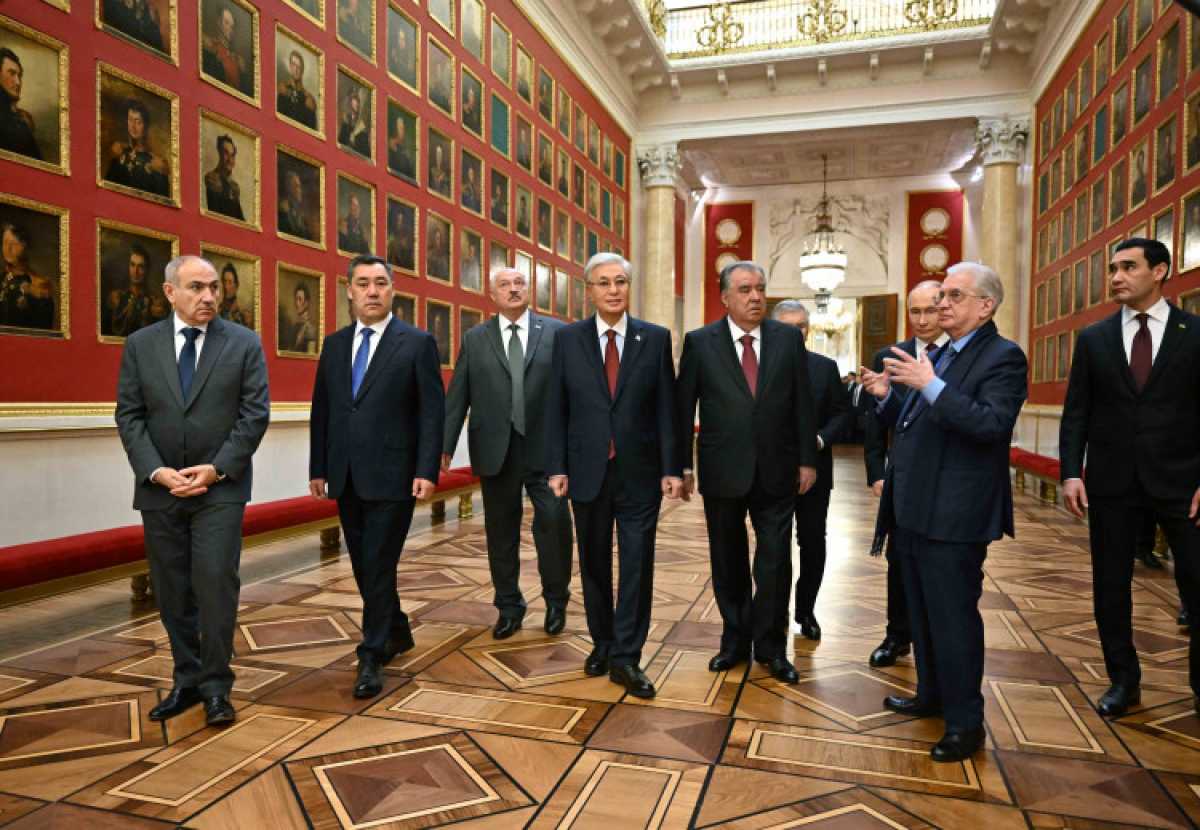 Қасым-Жомарт Тоқаев Санкт-Петербургтегі Мемлекеттік Эрмитажға барды