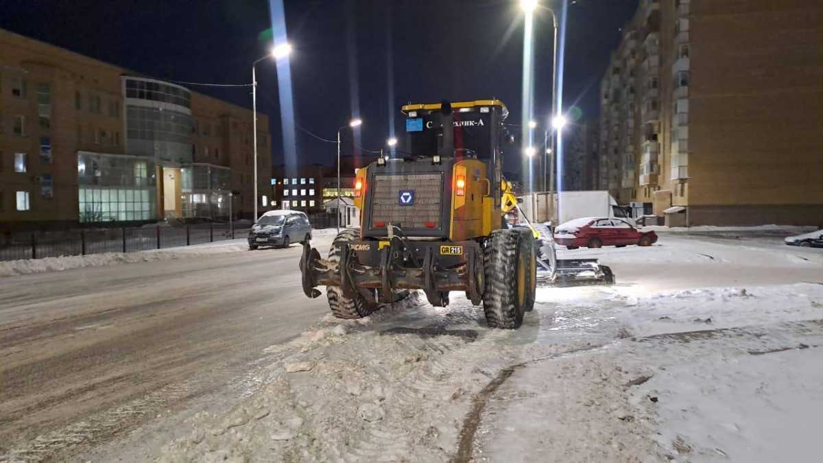 Астанада түнгі ауысымда қар күреуге 1 200-ден астам арнайы техника жұмылдырылды