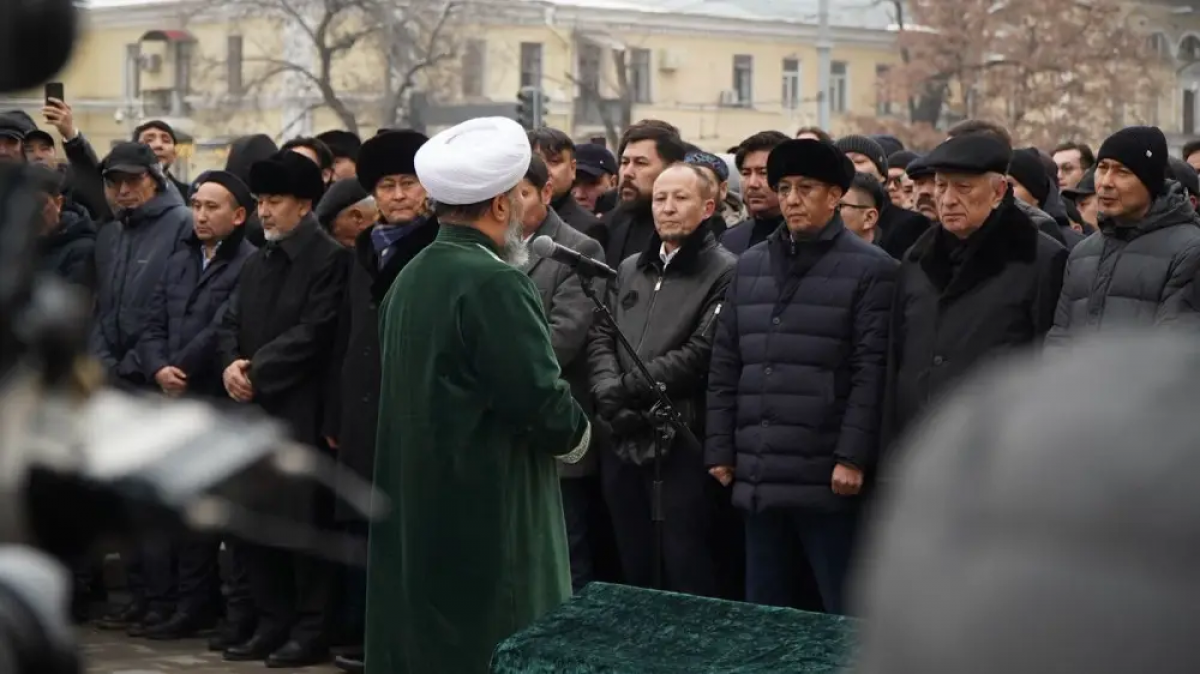 Алматыда жұрт Асанәлі Әшімовті ақтық сапарға шығарып салды