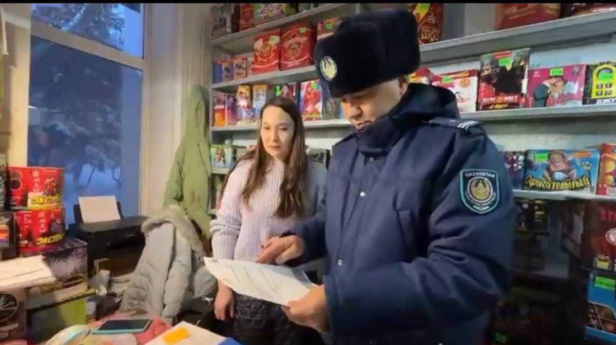 СҚО-да полицейлер қауіпті пиротехникаларды тәркіледі